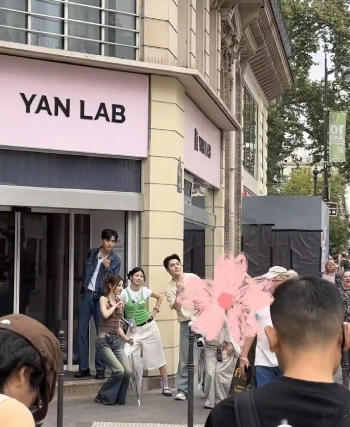 张予曦[超话]李佳琦[超话]李佳琦张予曦巴黎挤地铁李佳琦张予曦赵昭仪巴黎挤地铁，
