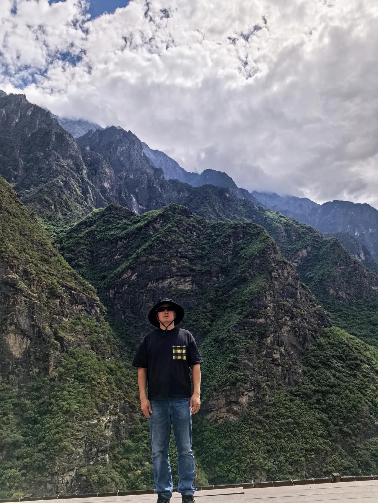 游云南虎跳峡（六）
金沙江这个大峡谷的长度堪比三峡，真是又高又长，的确适合建大型