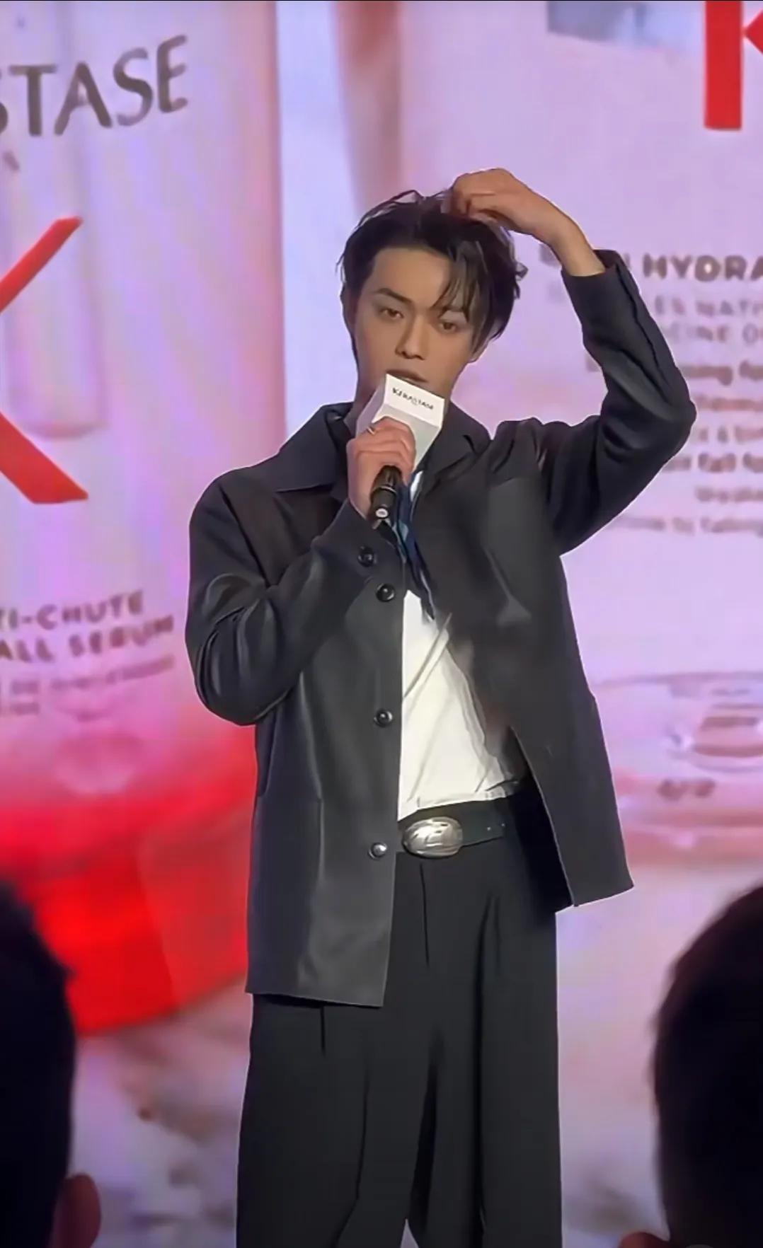 品牌活动看到了许凯，简直移不开眼，本人太帅了，个子很高，高高瘦瘦的，脸还特别小特