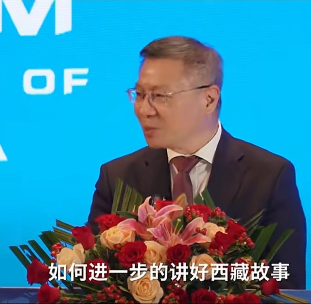 张维为在西藏林芝做五分钟演讲，有一位明星也在现场。
近日，复旦大学张维为教授在西