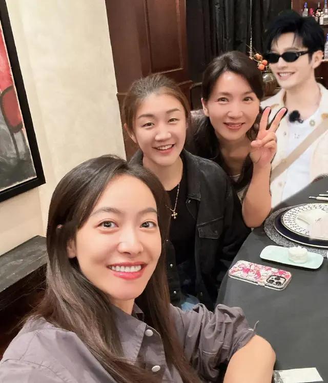 哎呀妈呀，这事儿可真够热闹的！陈梦发个和娱乐圈朋友的合照，竟然还能被网暴，我也是