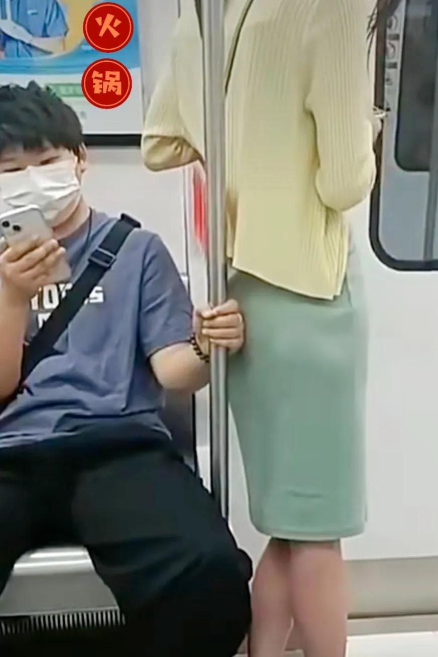 哥们到站下车了，是我我也不下车，必将这幸福抓住了[呲牙]