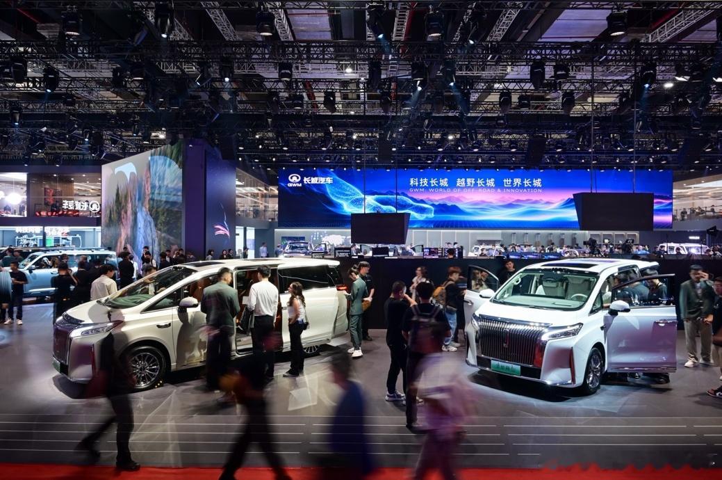 魏牌全新“双山”登陆2025上海国际车展开启MPV家庭新时代的高山，推出7/8/