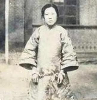 1925年，24岁的青楼女子张素贞，和往常一样接客。然而，正当她开始宽衣解带时，