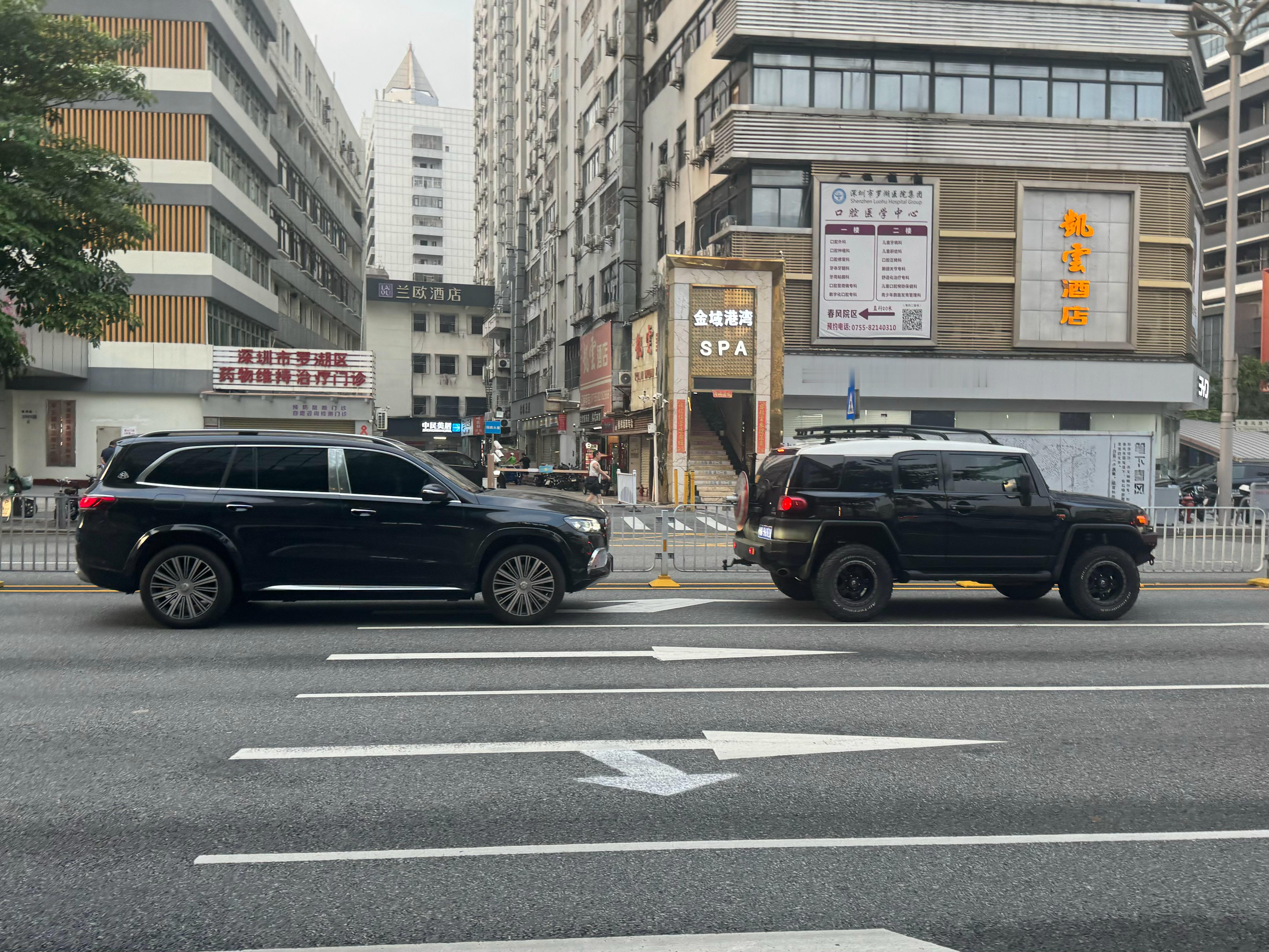 下班路遇迈巴赫GLS&FJ，你们更喜欢哪一台[doge] ​​​