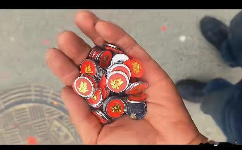 结婚撒的喜钱不能捡？还有这种说法？同小区结婚，撒了一地的一毛硬币，竟然都没人捡，