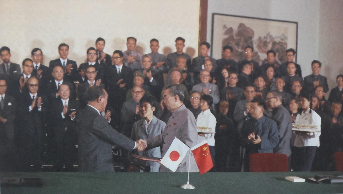 1972年，日本访华，却只带来500亿美元战争赔偿款。谁知，毛主席大手一挥，直接