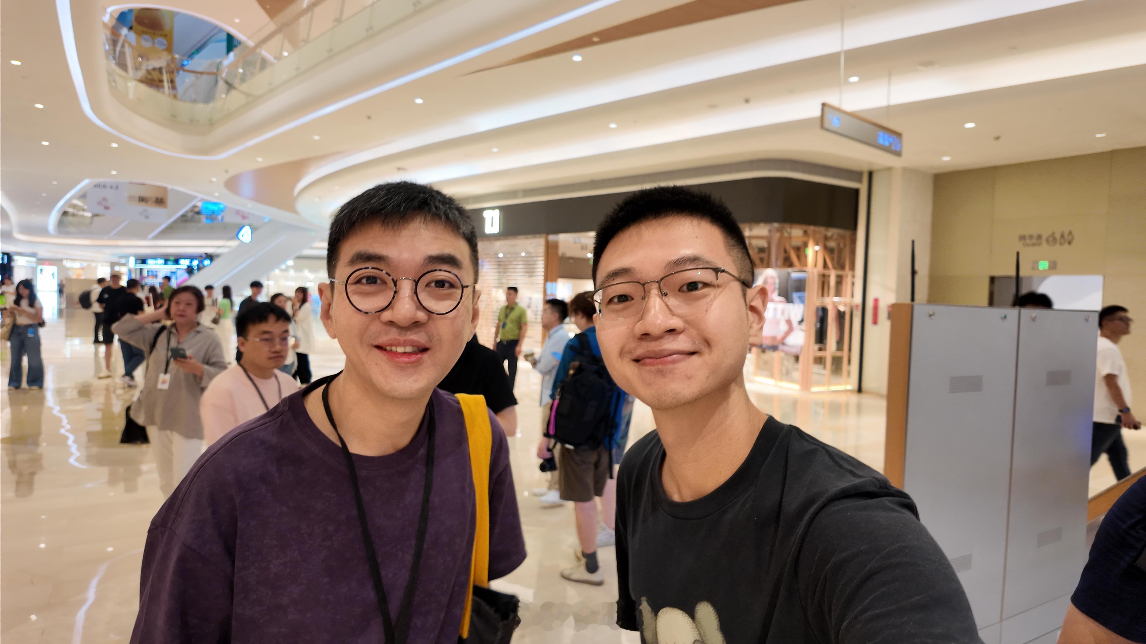 也是见到了钟文泽和迪仔，太可爱了[求关注][求关注]深圳第三家applestor