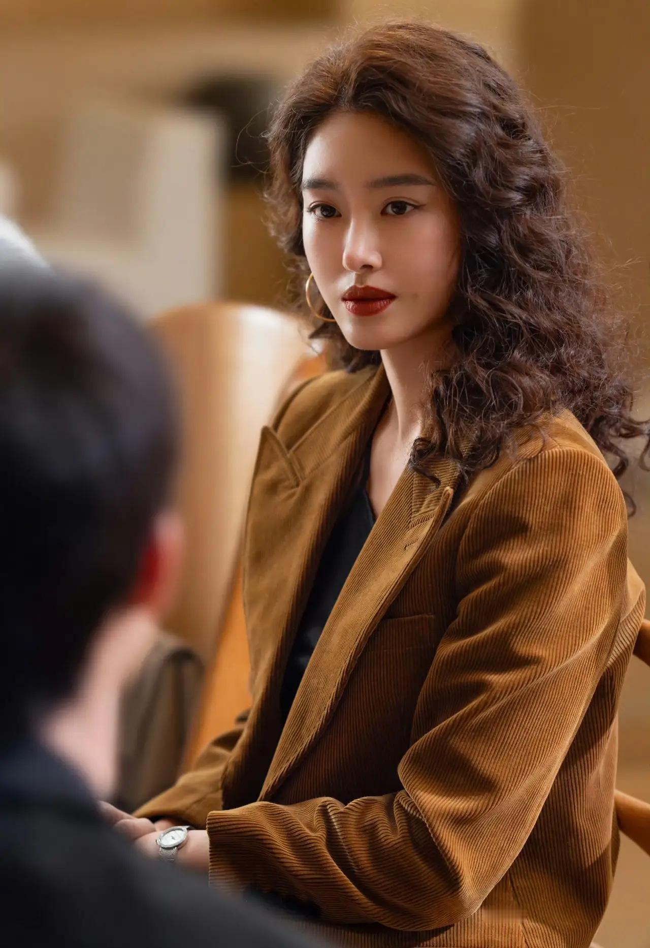 杨采钰这样的女人，
先找老头捞钱傍身，
再找小鲜肉过生活，
​​​​​​​​23