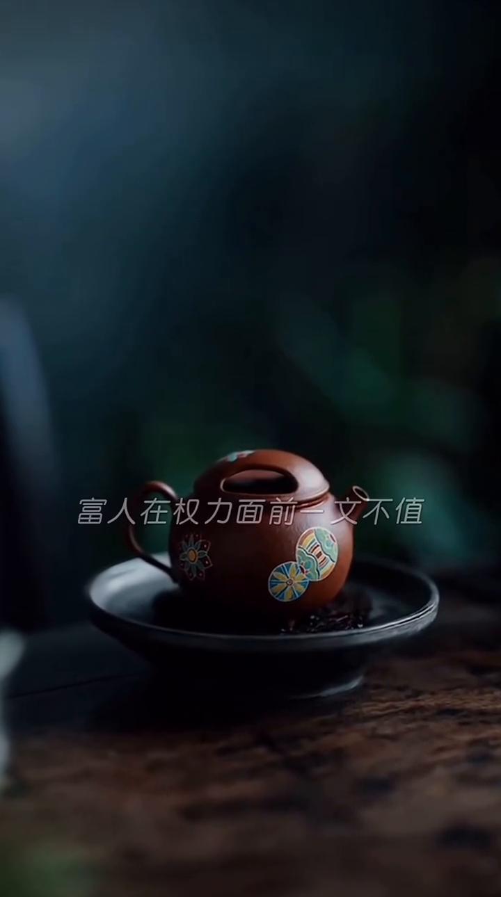 万物皆可一文不值。
女人在富人面前一文不值，富人在权力面前一文不值，权利在枪炮面