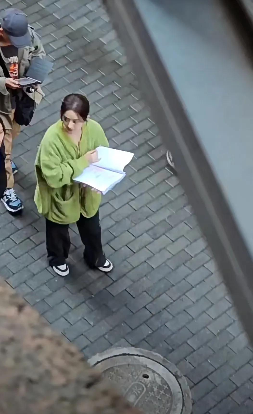 重庆偶遇赵丽颖拍戏《在人间》
颖宝真的是一个很努力的明星
走路都在看剧本
这剧本