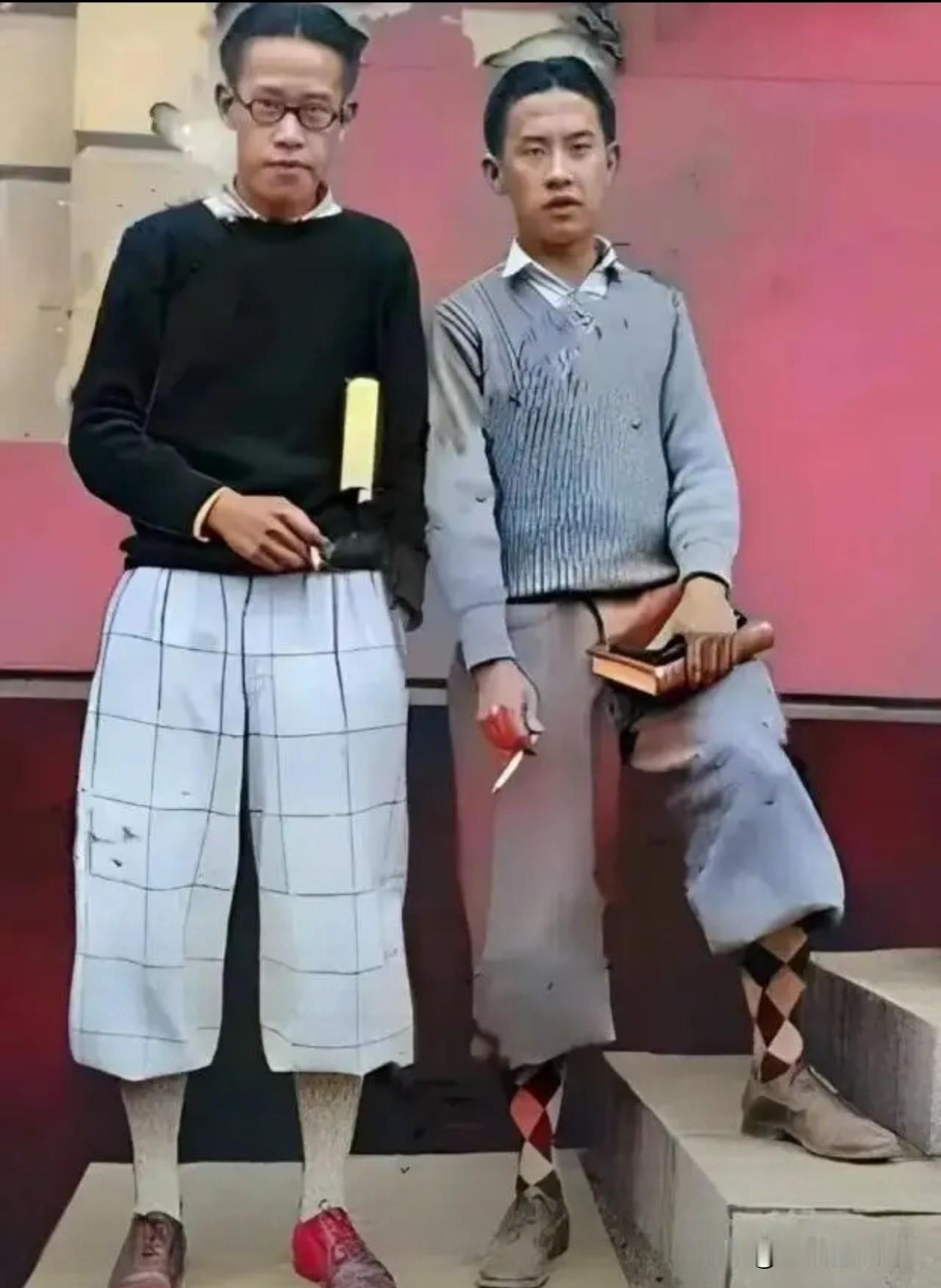 这是1926年，袁世凯六子袁克桓、十子袁克坚于美国哈佛求学时的留影。
二人穿着时
