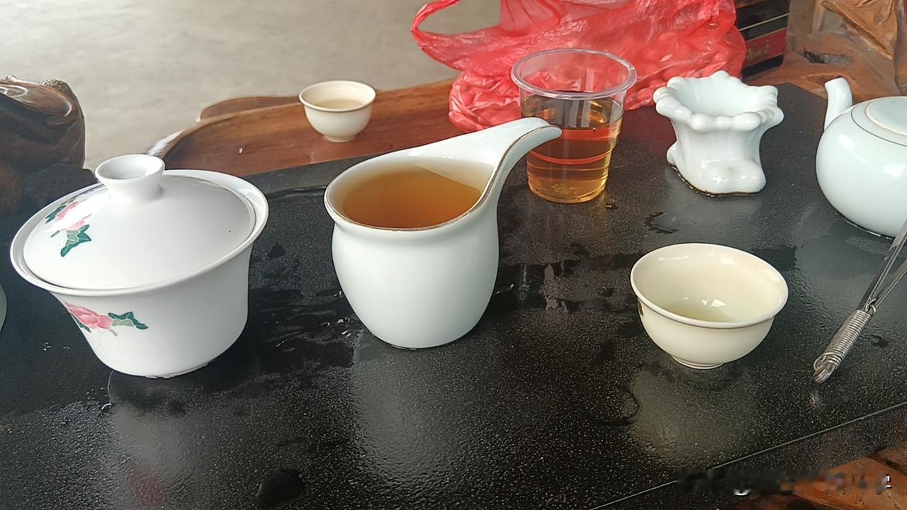 没事多喝茶、少喝酒，对身体有好处。
