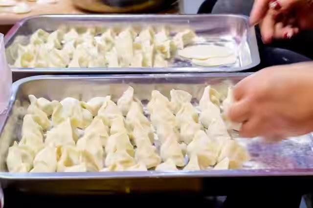 负债 170 万，摆摊卖饺子逆袭。

张良伟退伍后创业做健身行业，没想到几番折腾