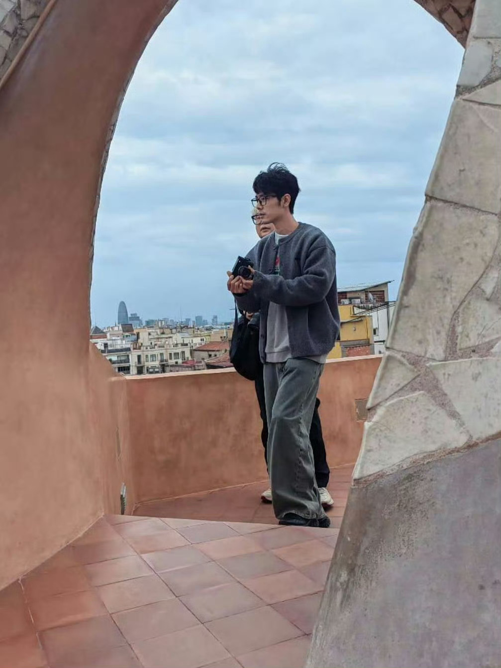 肖战素颜休闲风  肖战胡茬顺毛 肖战胡茬顺毛，素颜休闲风，牛的 