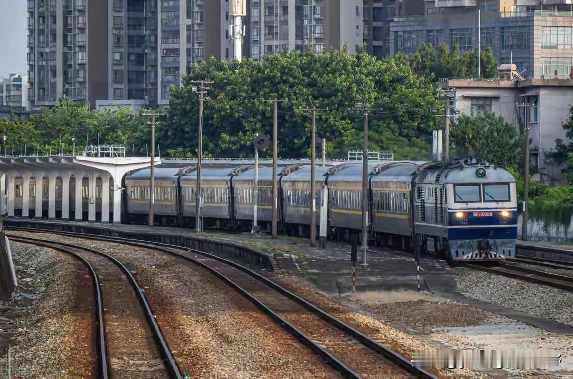 广茂铁路与三水火车站。三水站，位于佛山市三水中心城区。曾经的三水站是广茂铁路上的