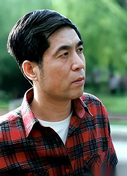 底层互掐，中产内卷，富人联姻。
就这么三句话，把这个世界安排得明明白白。
你没穷