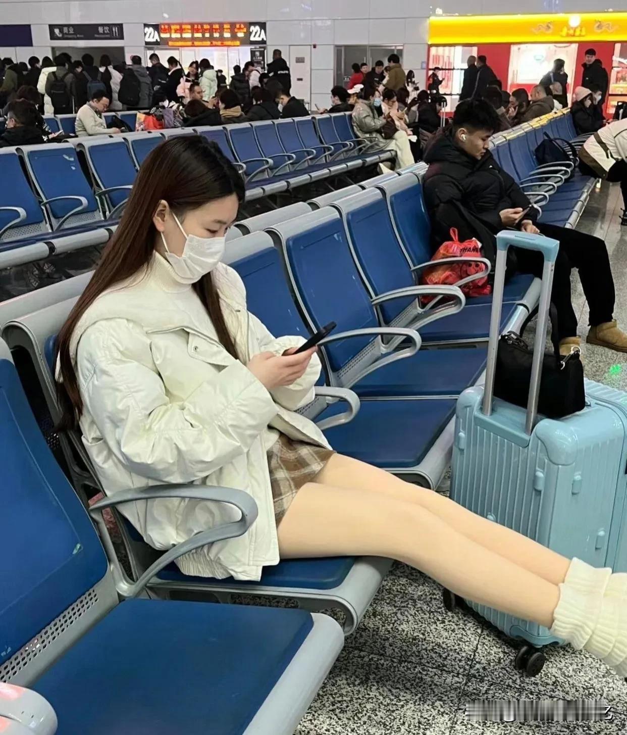 候车厅里的身材天花板，惊艳了坐在这里的每一个人