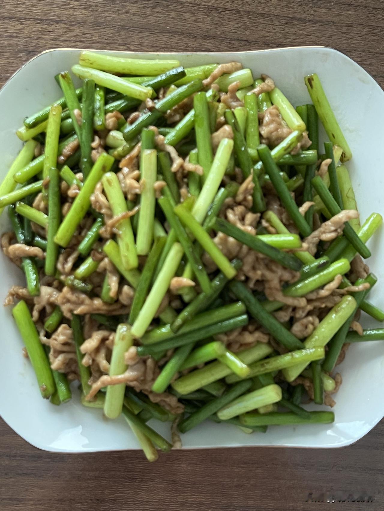 好友们晚上好！周日快乐，晚餐香香！今天的晚餐：
蒜苔炒肉丝
素炒豆角
杂粮饭
红