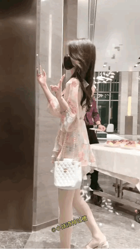 说句公道话，
这个小姐姐的颜值是很高。
