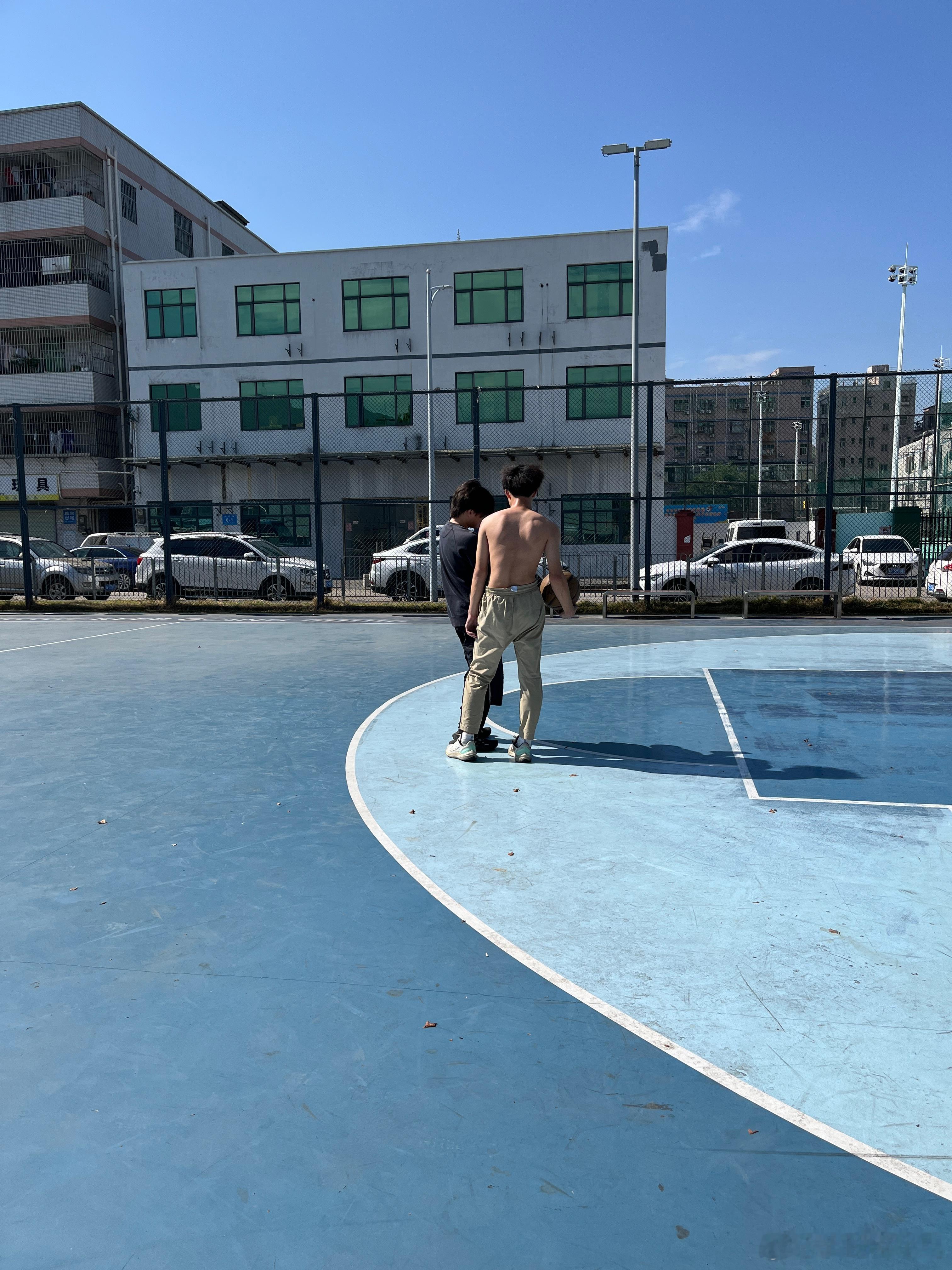 姐妹们，有福利，有个小帅哥在打球，身材还不错，姿势也挺帅。 