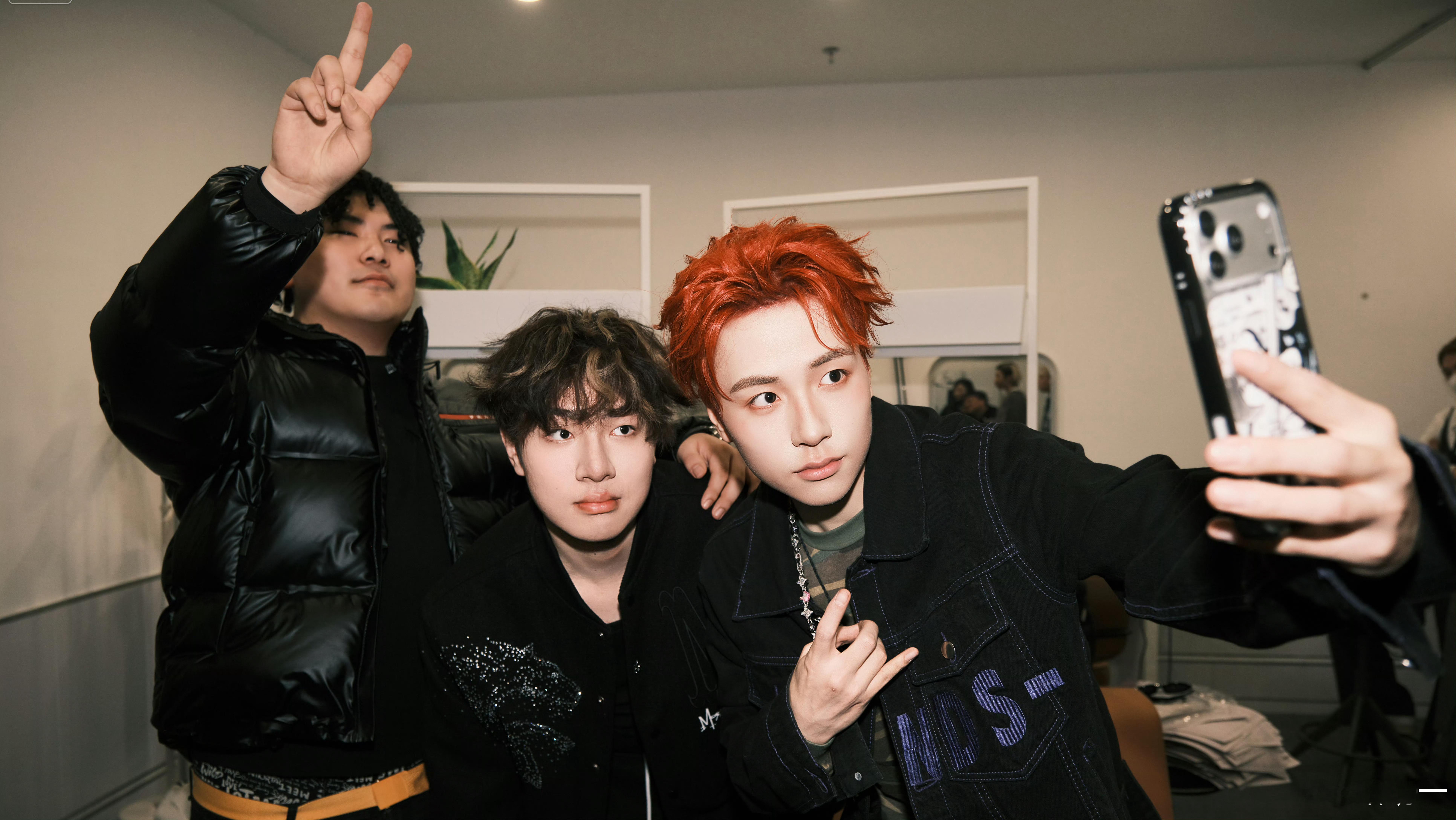 我发现赖皮特每次合照姿势都很好看诶所有人保持嘻哈 