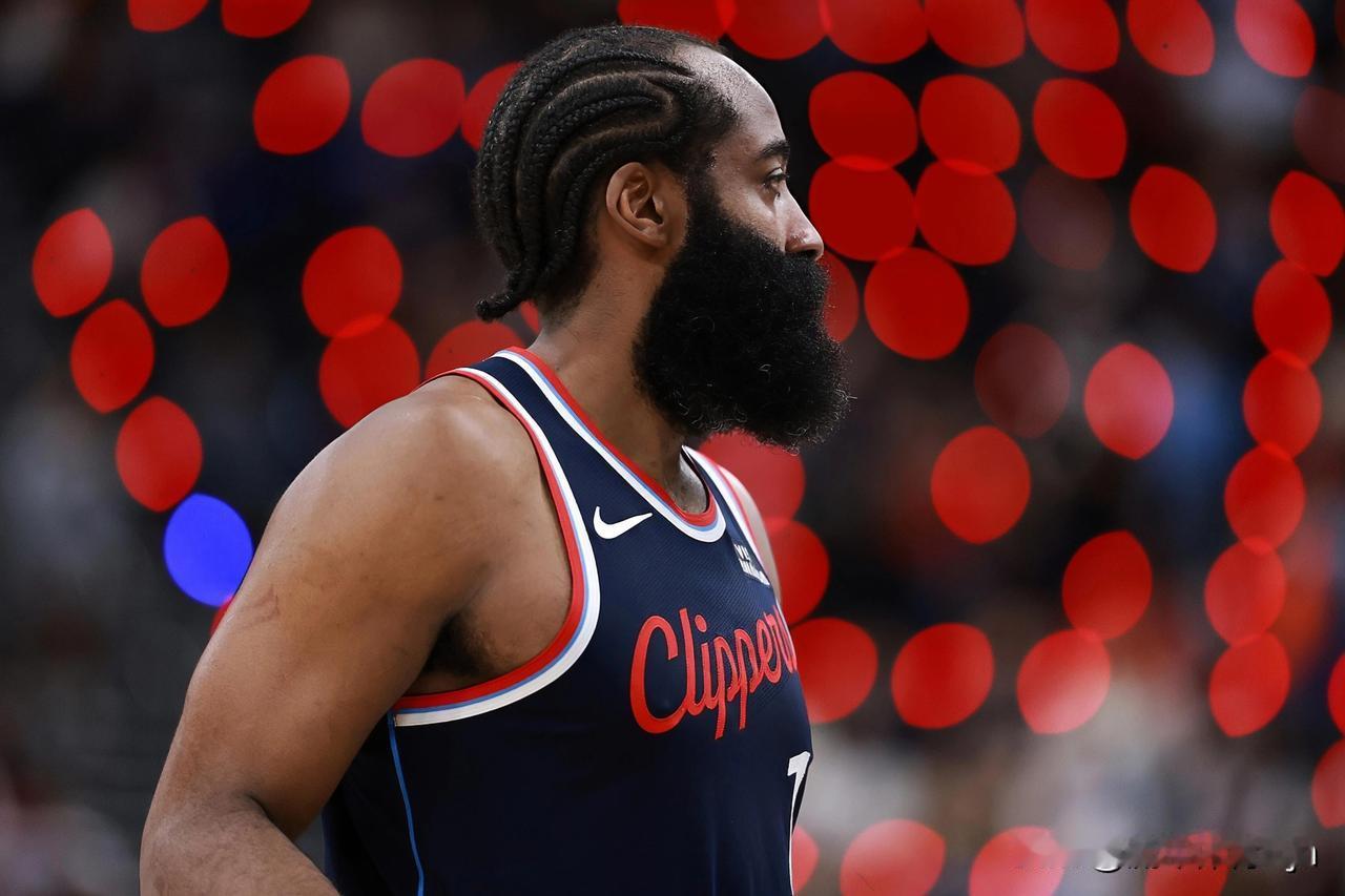 哈登再次用极致的个人表演感动球迷。

刚刚结束的NBA常规赛，快船118：121