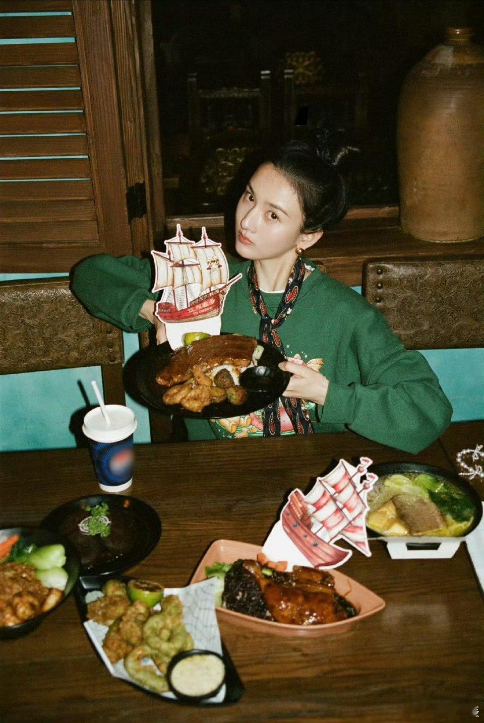 宋祖儿宋祖儿迪士尼出游九宫格 捕获迪士尼在逃公主宋祖儿！九宫格每一张都元气满满，