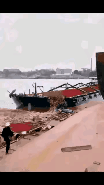 这应该是轮船下水倒放出来的画面，看起来也足够震撼的了，由这画面不禁想到，万吨以上