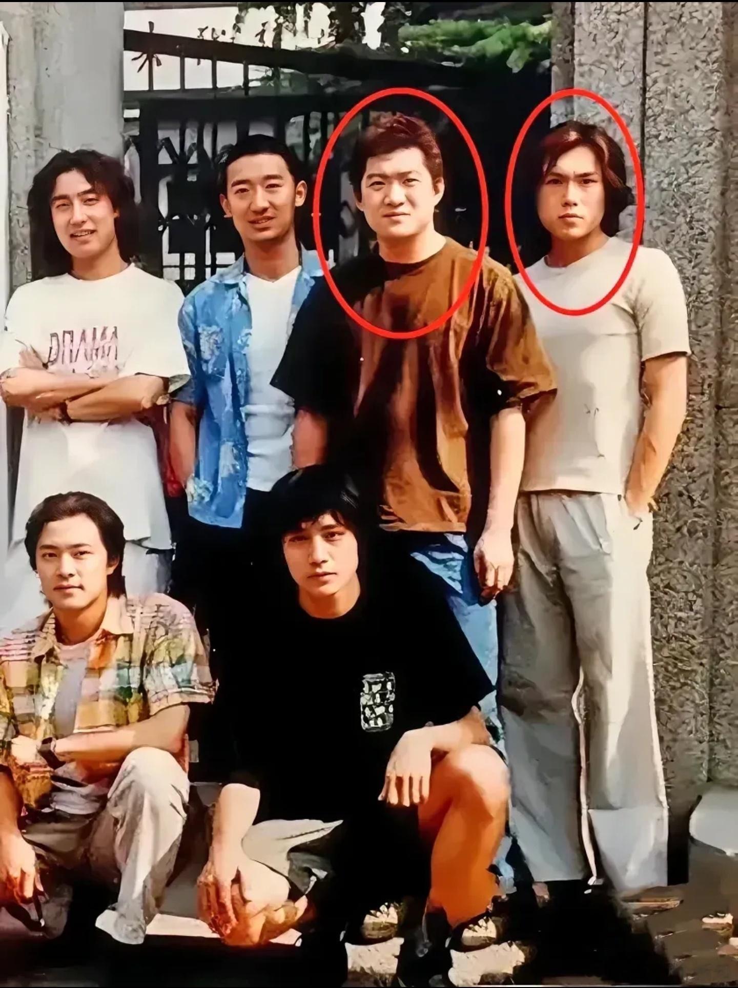 年轻时候的秦昊，与年轻时候的桦林舞王的合影。可以看得出来，秦昊大概率是整容过。 
