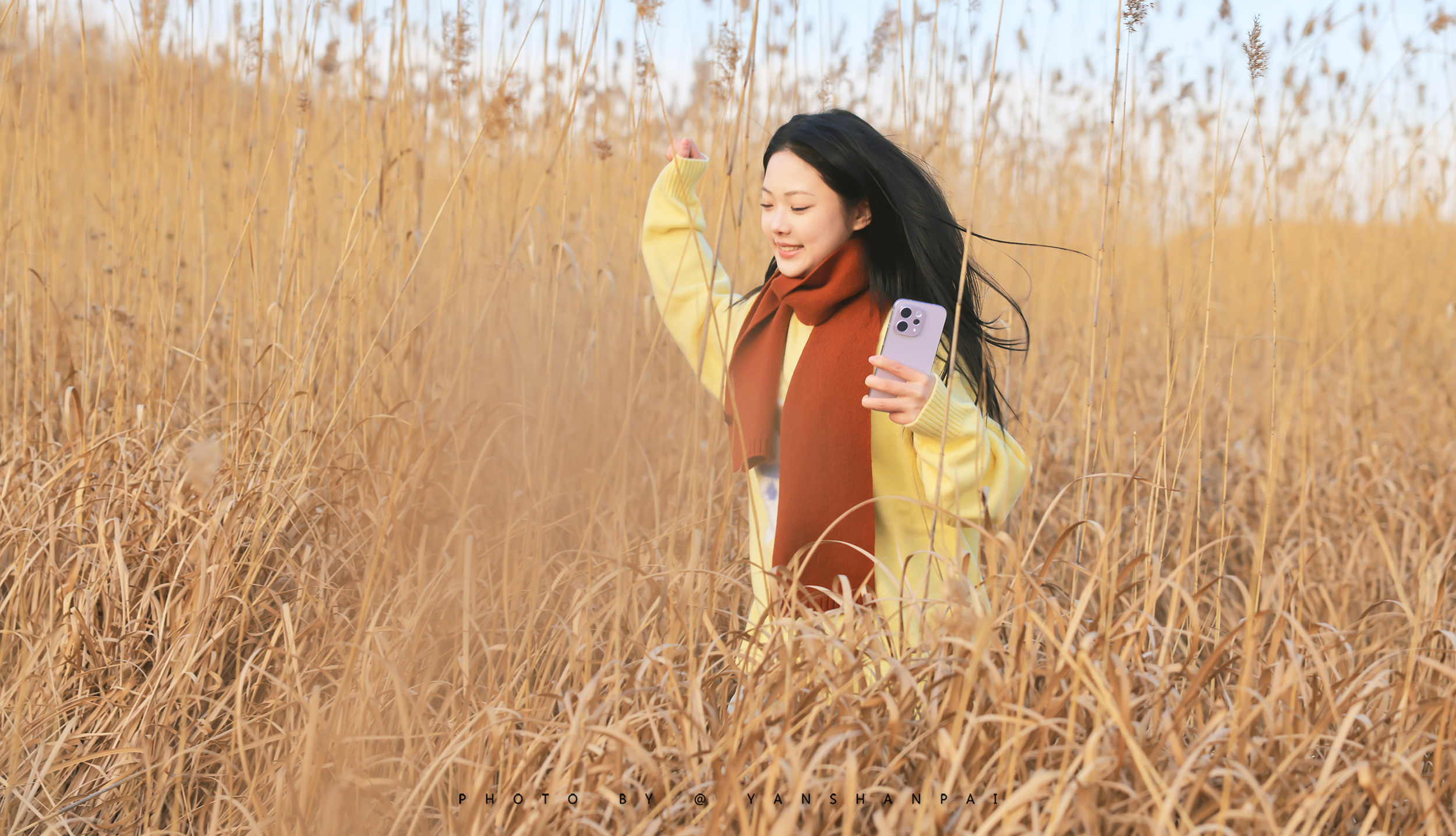 被vivo S50的颜值给惊艳到了！特别是我们手上的“灵感紫”配色，和常见的亮紫