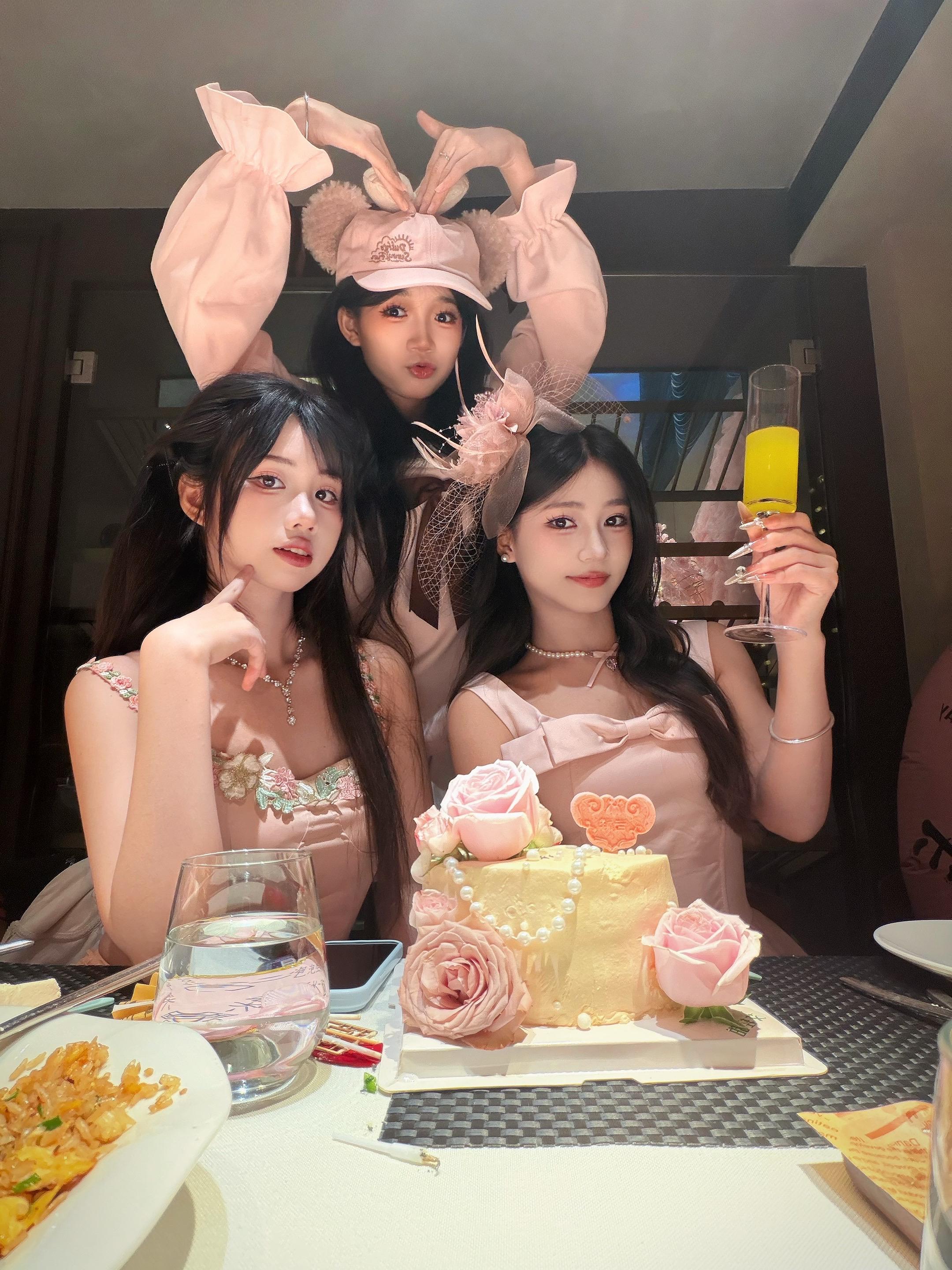분홍색이라는 이름의 모임。