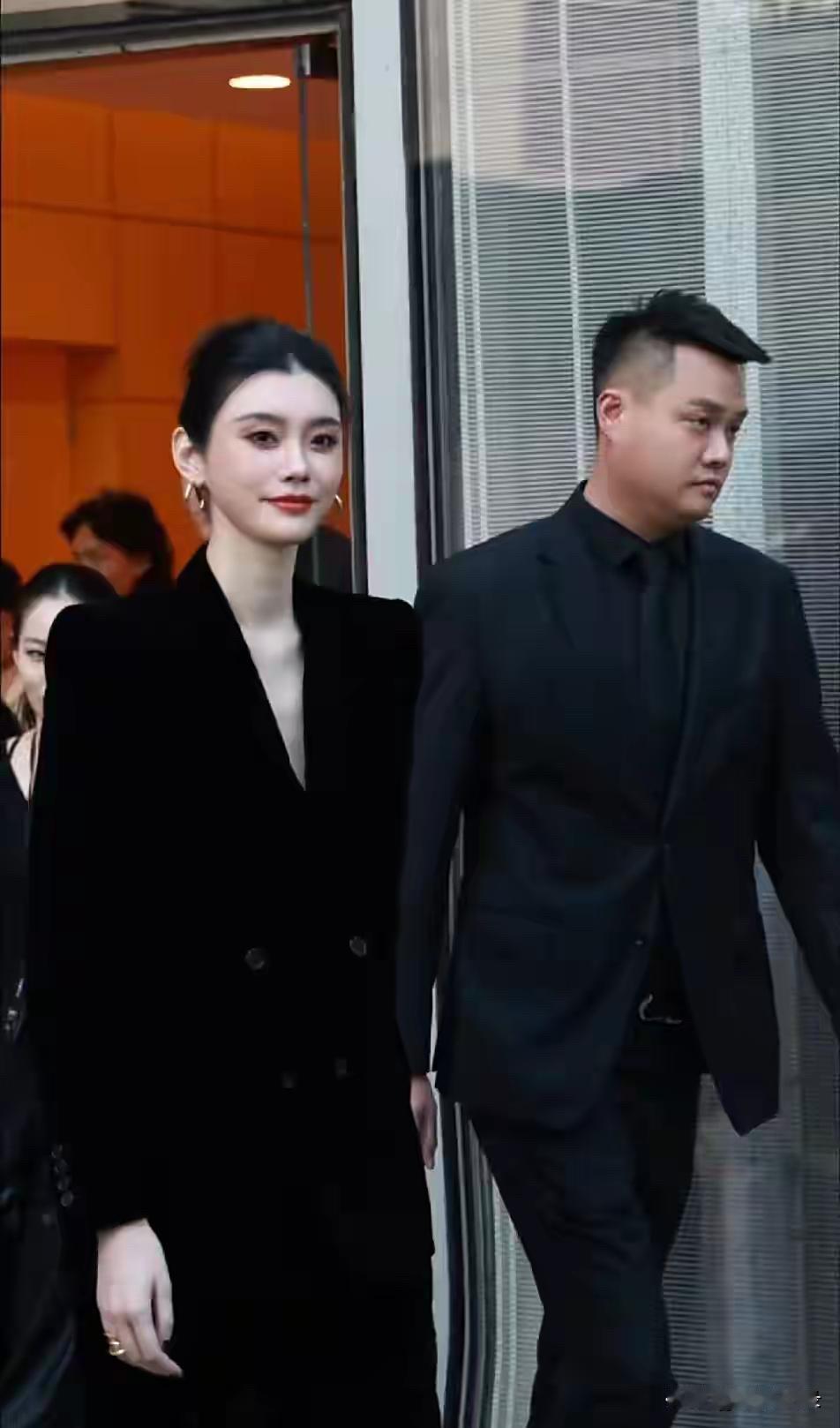 奚梦瑶明明嘴角带着笑容，眼神却非常凌厉！看着一点也不好相处，有一种拒人于千里之外