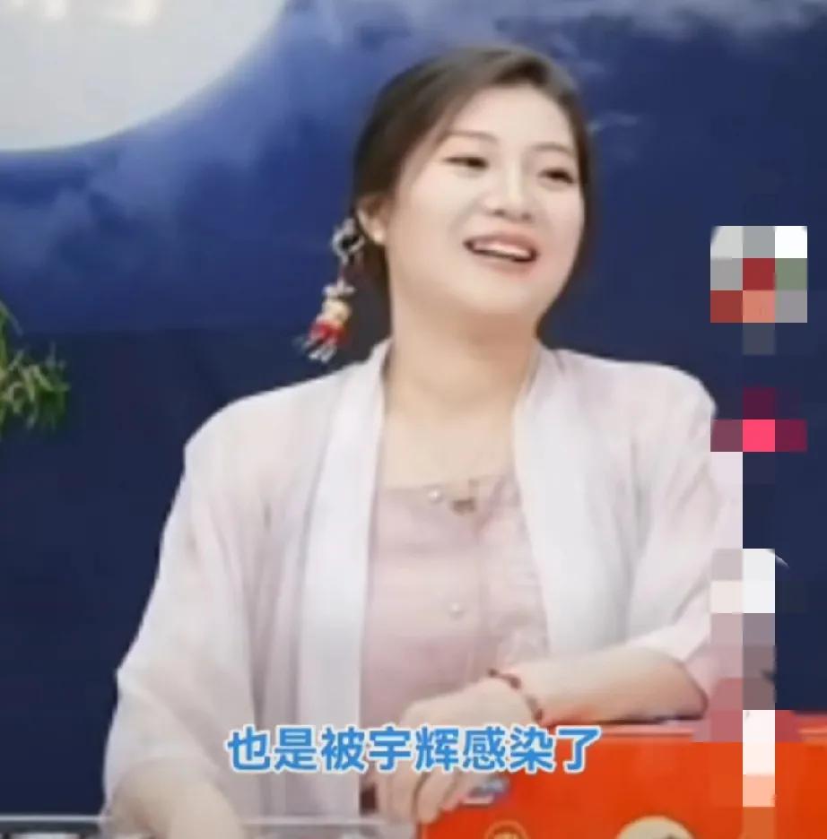 盼盼，想法改变了！而且还受了董宇辉的影响！

今天，与辉同行的直播背景变了，上面
