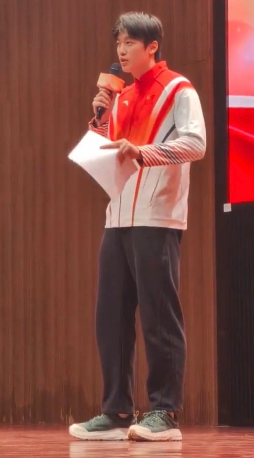 他没穿棉毛裤也就算了但竟然还是短袜