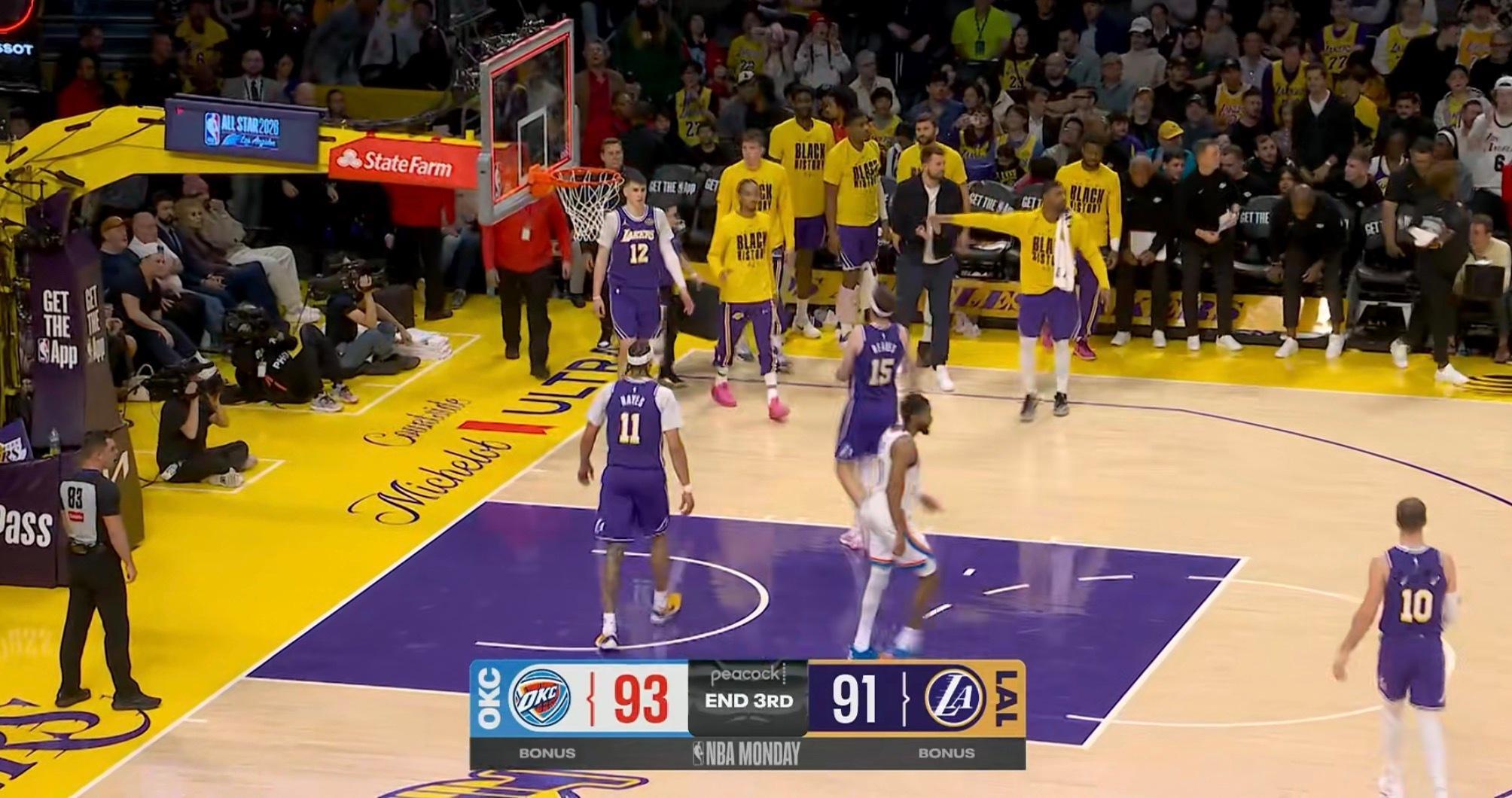 三节战罢，湖人91:93落后雷霆两分，就看第四节了。第三节老詹发力，但小李状态回