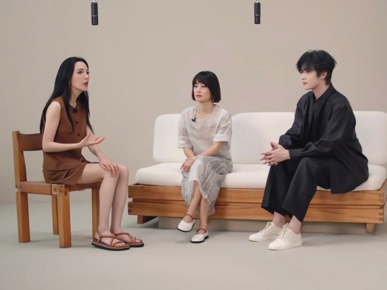 和女生坐在一起还是最白的那个…甚至脚踝都白到反光刘小铮你老公真的好白啊。 