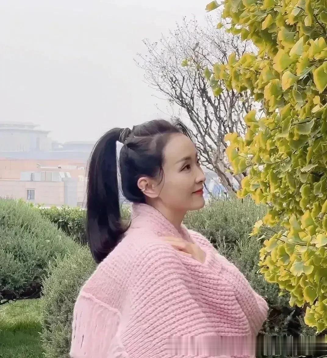 “晴格格”的家大到你无法想象！

你以为王艳在公园里，其实她在自己的花园里，而且