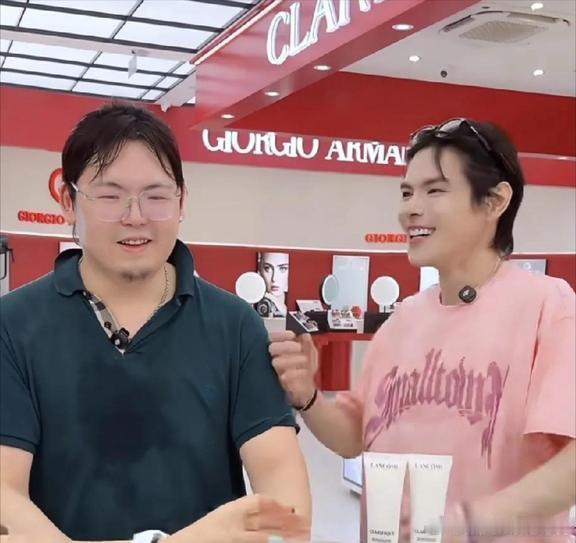 真的不厉害向佐为什么要带弟弟向佑出来直播，弟弟一看就不是混网红圈的，做不了带货主