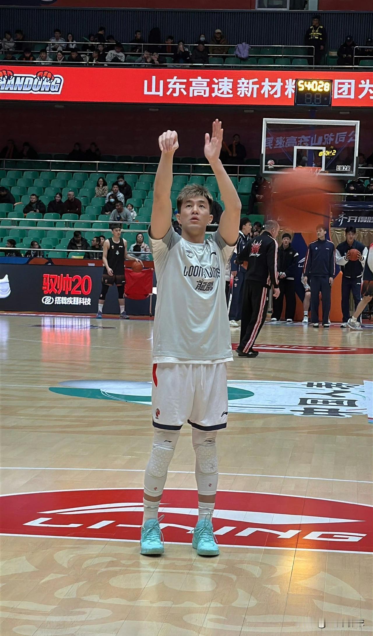 CBA资讯速递山东高速83:80主场拿下广州龙狮，高诗岩14分4篮板7助攻，郭艾