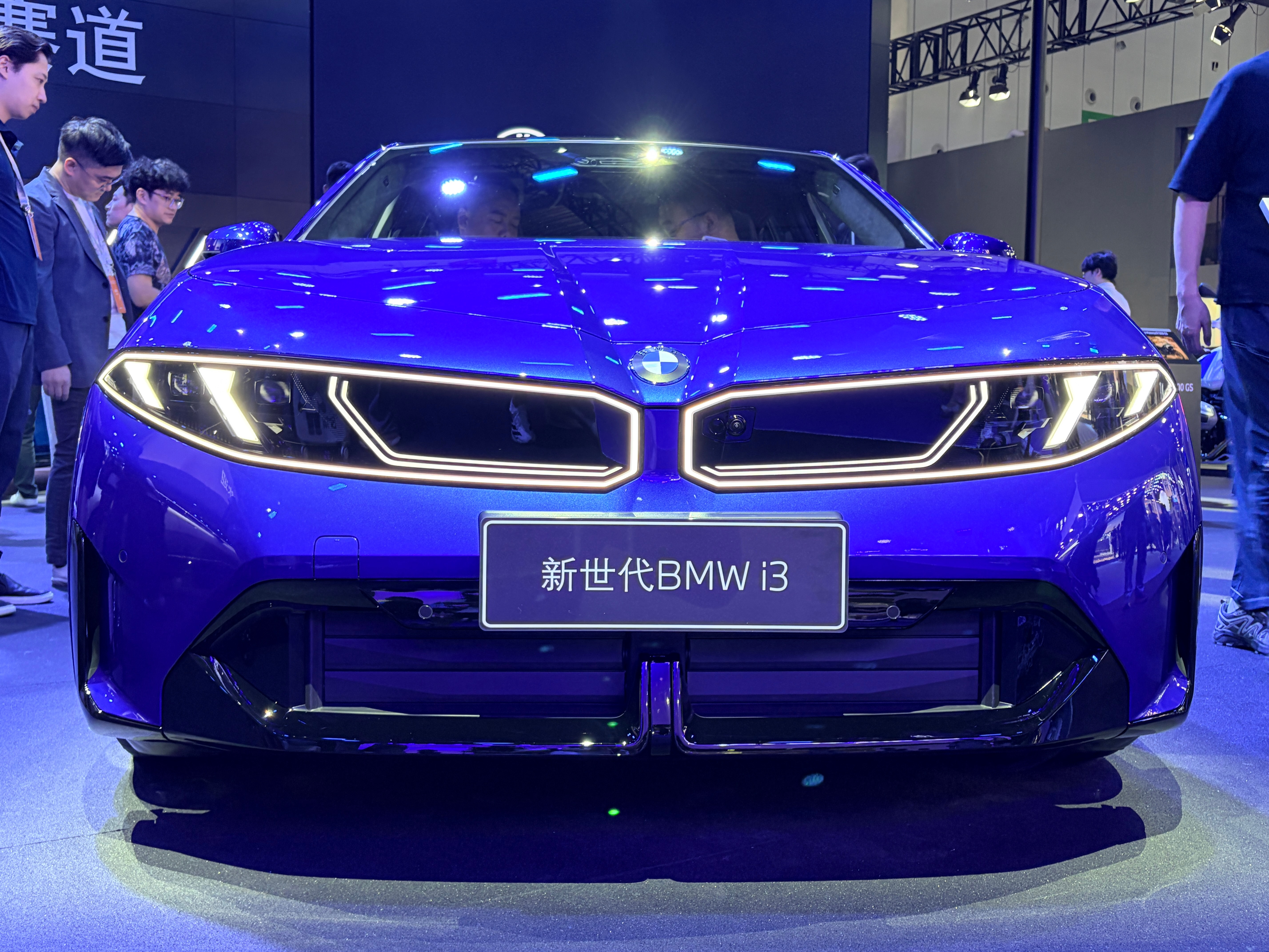 宝马i3这个前脸！越看越喜欢是怎么回事BBA三家新能源之后，BMW应该是最好看的