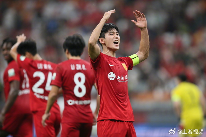 #向余望破门球迷高唱队长之歌#【#铜梁龙1:0领先上海海港#】重庆铜梁龙主场对阵