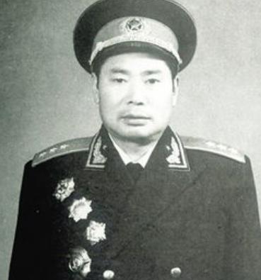 1973年，杨得志下乡看望老战友，却发现他重病没钱治疗，连忙询问是怎么回事，地方