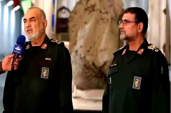 伊朗的导弹飞了个大圈，雷达上所有人都以为，目标是美军基地。但那几枚导弹，就像长了