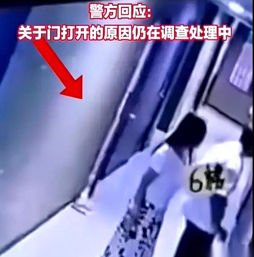 房门自己开了。
就在你一丝不挂，哼着小曲准备去洗个热水澡的时候。
门口还正好站着