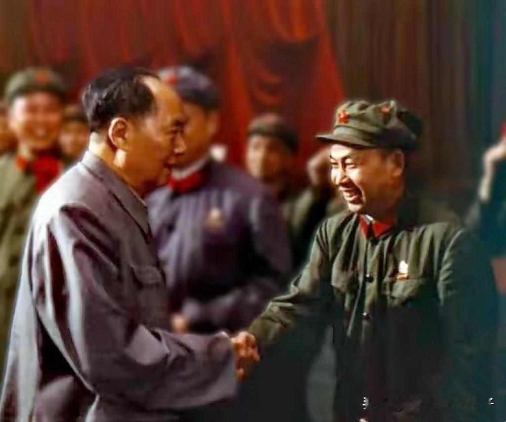 现存世上最后的一次握手！

1967年在人民大会堂，老人家握着一位中年将领的手和