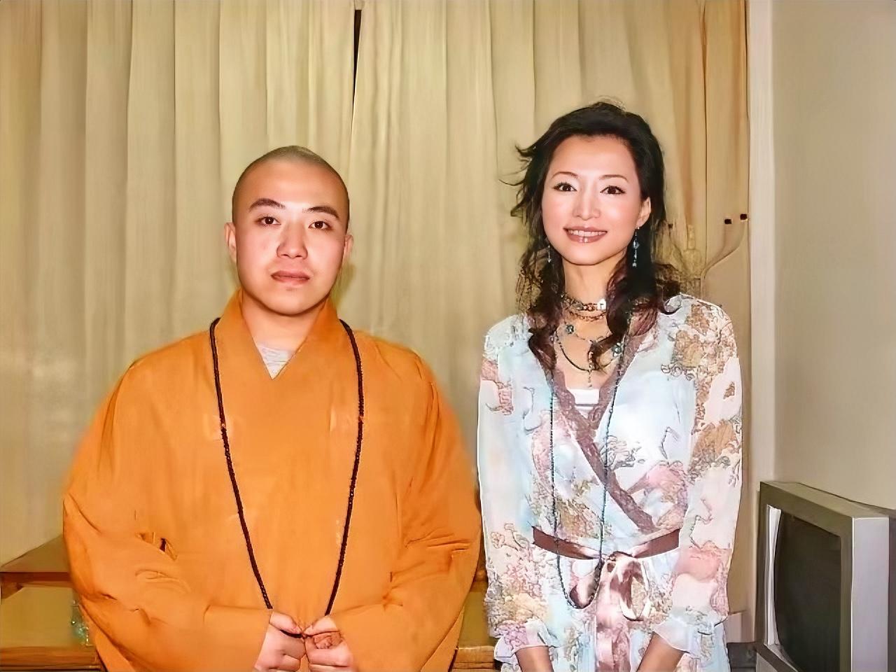 这张照片董卿合照里的人是个和尚，大家都好奇这人是谁？网上老翻出明星和和尚的合影，