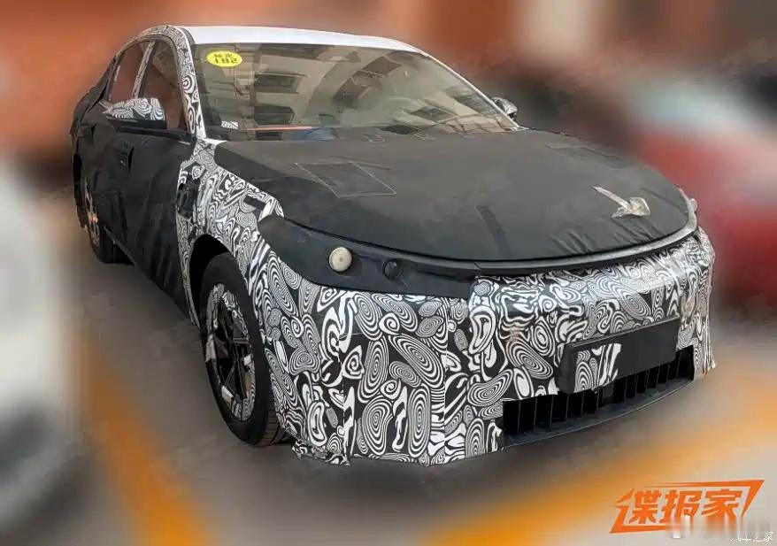 据说是吉利银河A7的纯电版本伪装照片，图源来自汽车之家。在10万上下的插混版本之