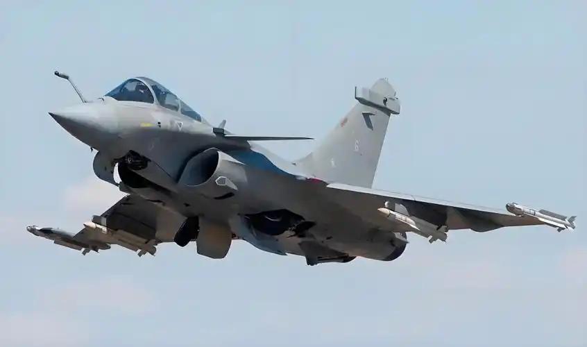 泽连斯基把战机当白菜买？刚买100架鹰狮，又要买100架阵风！17日上午，泽连斯