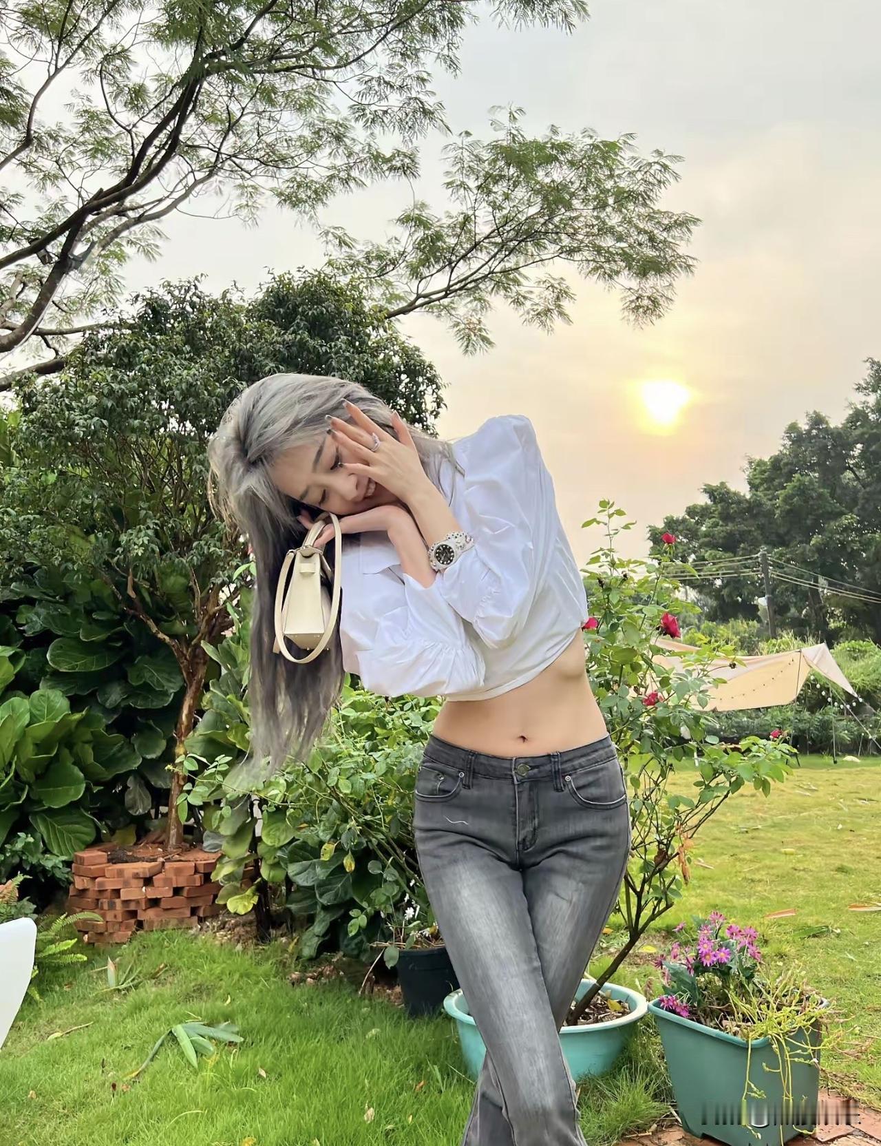 卓仕琳
输在运气不好
按照她的粉丝基数和人气，她可以变现的渠道挺多的，没必要去依